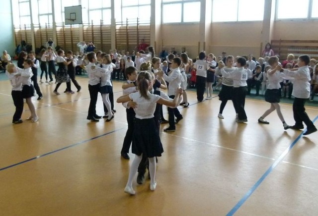 W turnieju tańca dla uczniów "podstawówek&#8221; wystartowało 142 pary