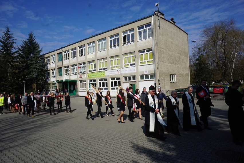 Na górce obok kościoła na os. Wichrowe Wzgórze zgromadzili...