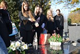 Uczniowie I Liceum Ogólnokształcącego w Brodnicy odwiedzili groby zmarłych nauczycieli i pracowników szkoły