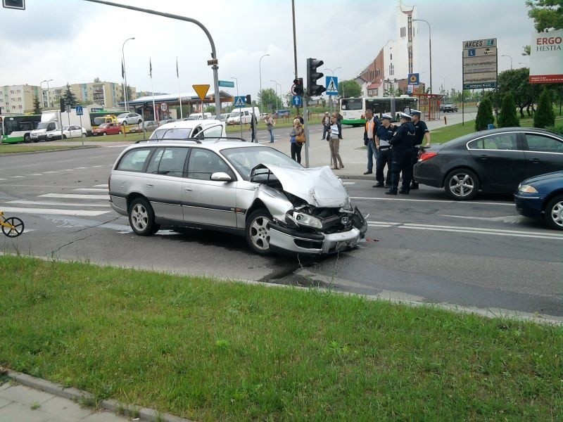 Popiełuszki: Wypadek przy Upalnej. Opel uderzył w citroena (zdjęcia)