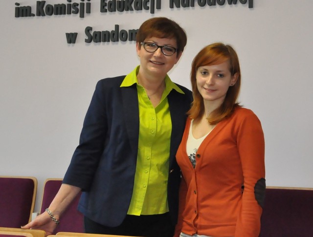 Aleksandra Sadło, finalistka olimpiady z opiekunką, nauczycielką przedmiotów zawodowych Jolantą Ćwik.