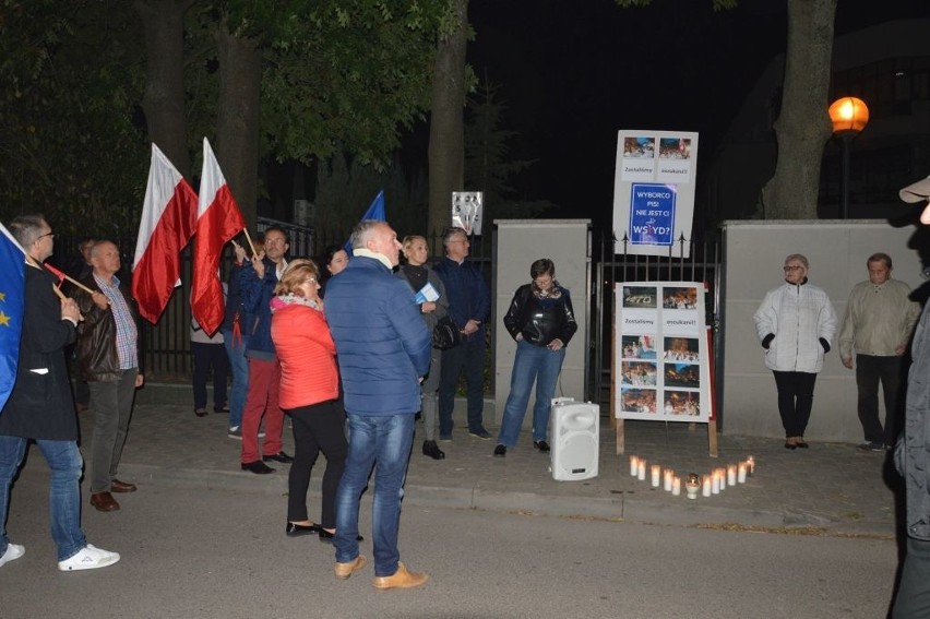Cichy protest przed sądem w Ostrowcu
