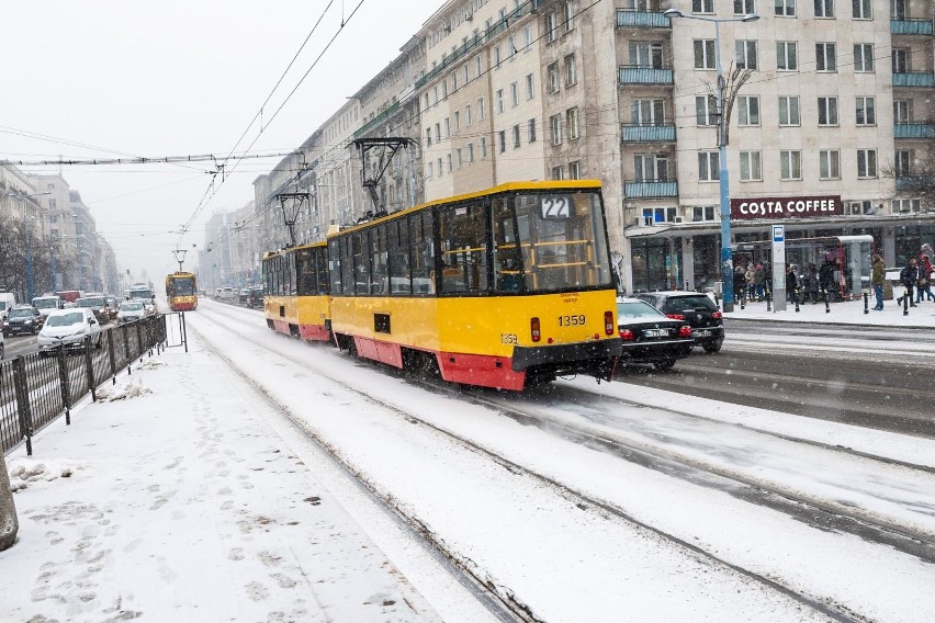 Warszawa: Trudne warunki na drogach 4 lutego 2019, od rana pada gęsty śnieg. Kierowcy powinni przygotować się na utrudnienia