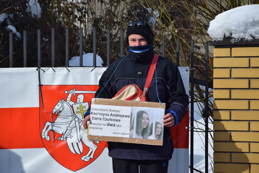 Społeczność białoruska protestuje przed konsulatem przeciwko...