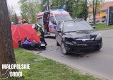 Poważny wypadek w Oświęcimiu. Na ul. Leszczyńskiej doszło do zderzenia motocykla z samochodem. Zdjęcia
