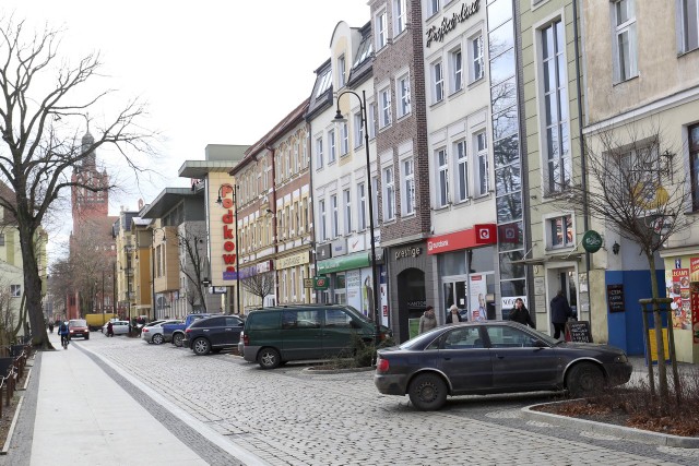 Na ulicy Starzyńskiego parkować mogą tylko przedsiębiorcy prowadzący tam działalność gospodarczą. Wielu kierowców zatrzymuje się tam jednak bez pozwolenia.