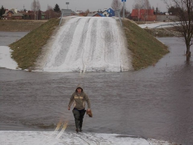 Przejście przez zalaną nieckę przed mostem łączącym Gorzyce z Orliskami nadal jest możliwe tylko w woderach. 