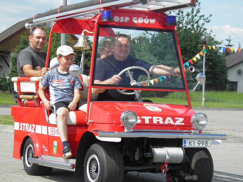 Samochód zamiast tortu. Ochotnicza Straż Pożarna w Gdowie działa już 130 lat