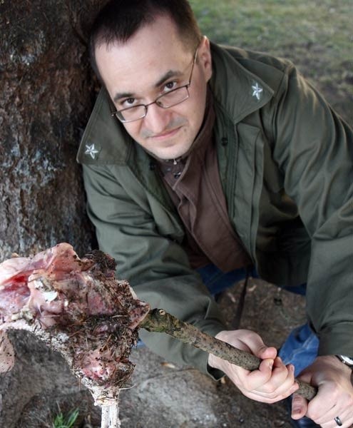 Pan Marian z Rzeszowa pokazuje jedną z jelenich kości, którą znalazł wczoraj w bieszczadzkich ostępach 
