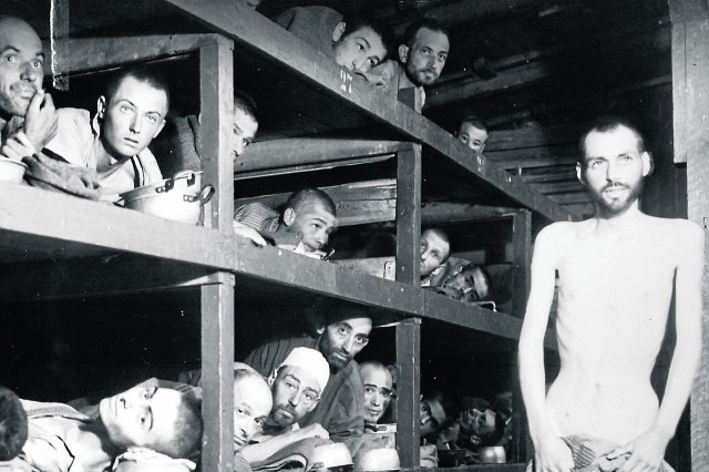 Więźniowie obozu niedaleko Jeny wyzwoleni przez Amerykanów w 1945 roku. Zdjęcie z wystawy fundacji Ślązacy.pl, która będzie w Sejmie od 25 stycznia br. na temat akcji wymierzonej w elitę intelektualną na Śląsku.