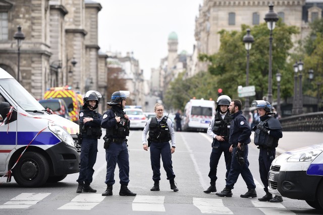 Francja: Atak nożownika na komendzie policji w Paryżu. Nie żyje 5 osób