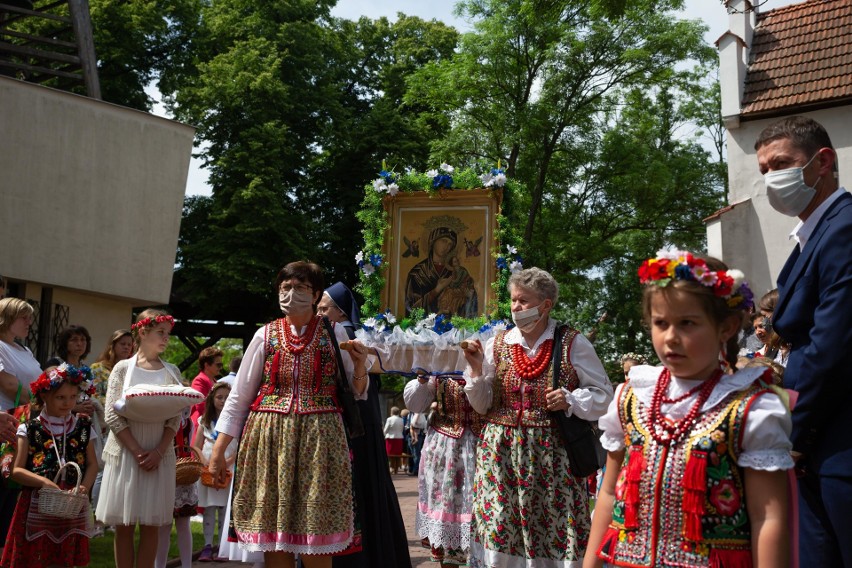 Zielonki. Procesja Bożego Ciała na tradycyjnej trasie. Starym zwyczajem mieszkańcy ubrali stroje krakowskie