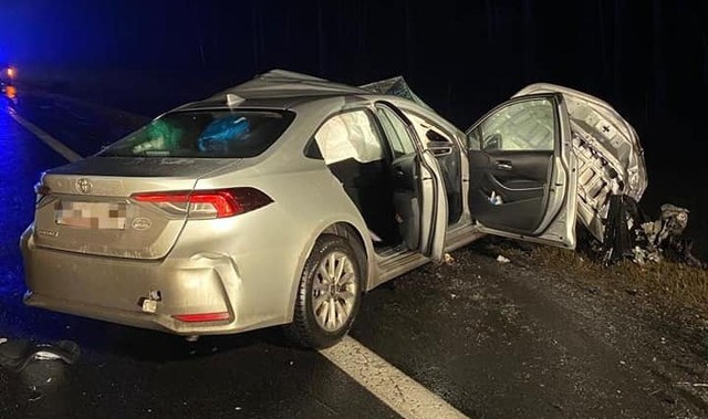 Według wstępnych informacji auto osobowe zostało zmiażdżone przez ciężarówkę przewożącą mus owocowy - relacjonują strażacy.Nieznane są jeszcze dokładne przyczyny zdarzenia.