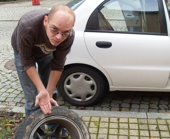 - Opony mogę wyrzucić, a felgi nadają się do naprawy - mówi czytelnik.