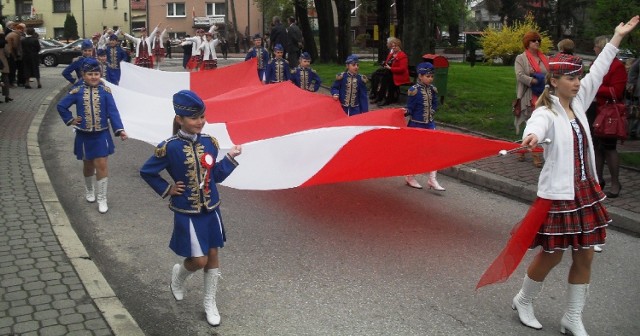 10-metrowej długości biało-czerwoną flagę podczas piątkowych uroczystości w Skalbmierzu niosły mażoretki z zespołu Rytm.