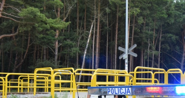 Do śmiertelnego potrącenia nie doszło w pobliżu stacji kolejowej, a na otoczonym żółtymi barierkami przejściu przez torowisko.