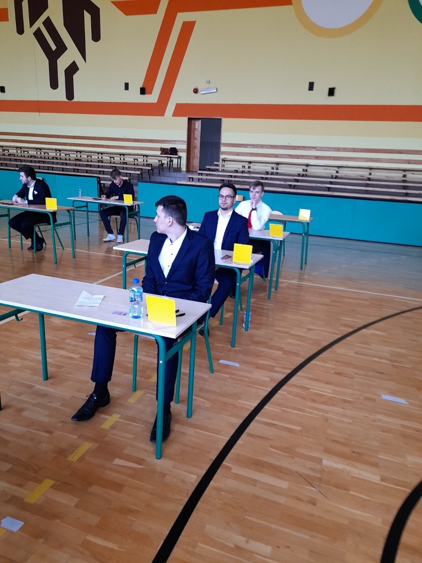 Matura 2022 z matematyki w Połańcu. Tak egzamin piszą uczniowie Zespołu Szkół. Zobacz zdjęcia