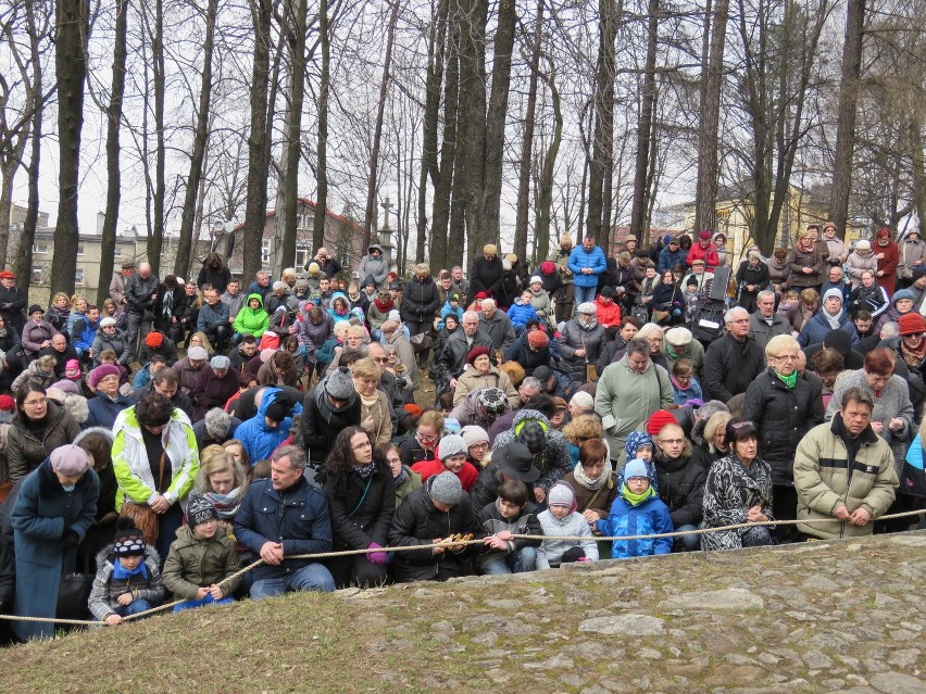 Tysiące wiernych na Misterium Męki Pańskiej na piekarskiej kalwarii [ZDJĘCIA, WIDEO]