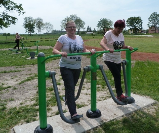 Seniorzy z Kluczewska chętnie ćwiczą na siłowni zewnętrznej przy stadionie.