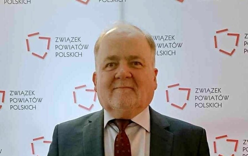 Starosta stalowowolski Janusz Zarzeczny ze statuetką dla...