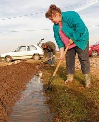 Renata Maro z mężem osuszają pola, bo inaczej niczego nie posadzą Fot. Barbara Ciryt