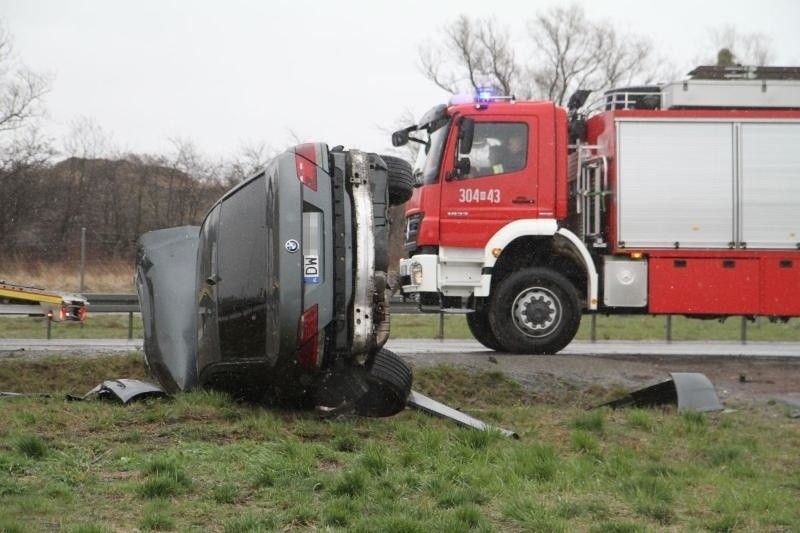 Wypadek na AOW. BMW wjeżdżając na A4 wypadło z drogi (ZDJĘCIA)