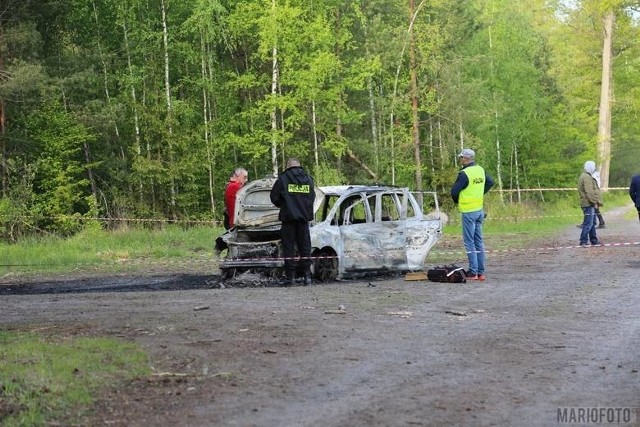 Spalonego volkswagena, w którym były dwa zwęglone ciała, znaleziono 8 maja w okolicy Krzywej Góry w powiecie namysłowskim.