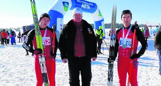 Krzysztof Wójcicki (z lewej), trener Cezary Wójcicki i Arkadiusz Wójcicki  po Biegu Podhalańskim.