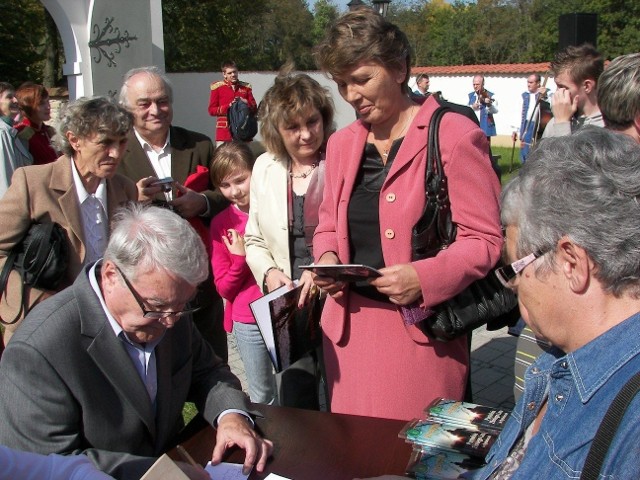 Leonard Pietraszak, odtwórca roli pułkownika Dowgirda z filmu &#8222;Czarne Chmury&#8221; rozdał mnóstwo autografów. Wspominał też momenty z kręcenia filmu w scenerii pokamedulskiego klasztoru w Rytwianach.