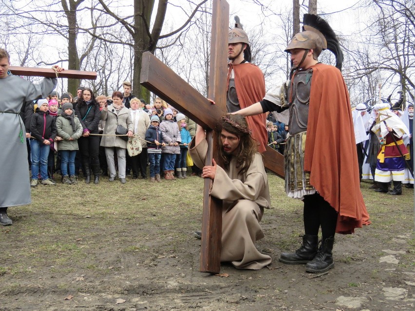 Tysiące wiernych na Misterium Męki Pańskiej na piekarskiej kalwarii [ZDJĘCIA, WIDEO]