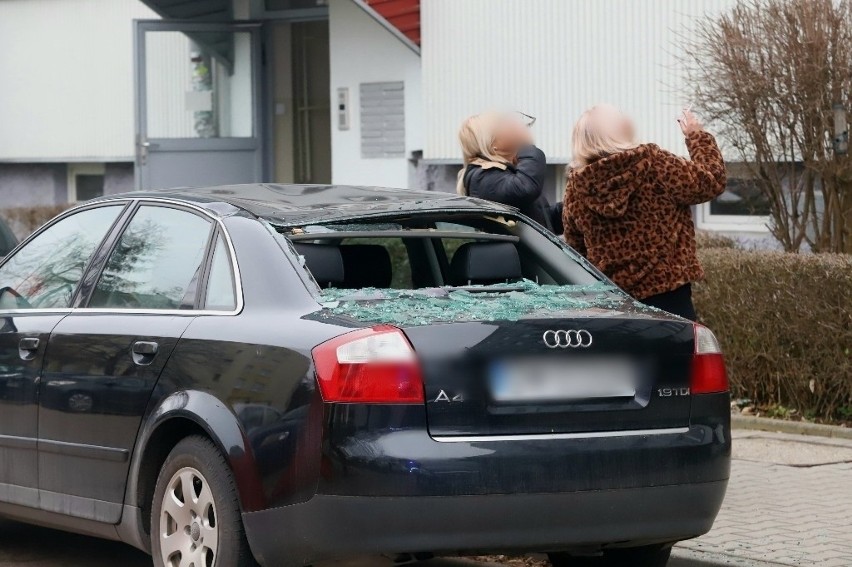 Tragedia na Biskupinie we Wrocławiu. Mężczyzna skoczył z dachu bloku wprost na zaparkowany samochód. Nie żyje