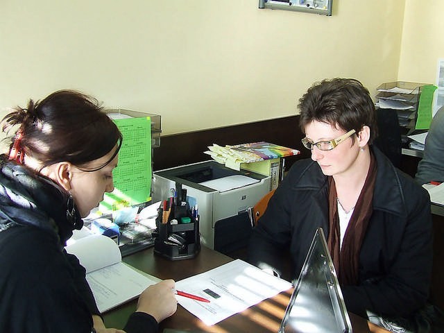 Joanna Wiśniewska (z prawej) szuka pracy od roku. Na zdjęciu: z doradcą Katarzyną Paczkowską