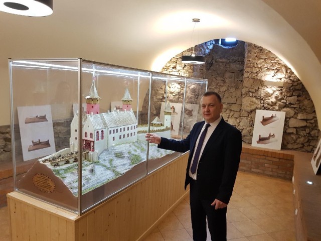 Burmistrz Robert Jaworski serdecznie zaprasza na chęcińską majówkę. Na zdjęciu z wielką makietą Zamku Królewskiego, którą można obejrzeć w "Niemczówce".