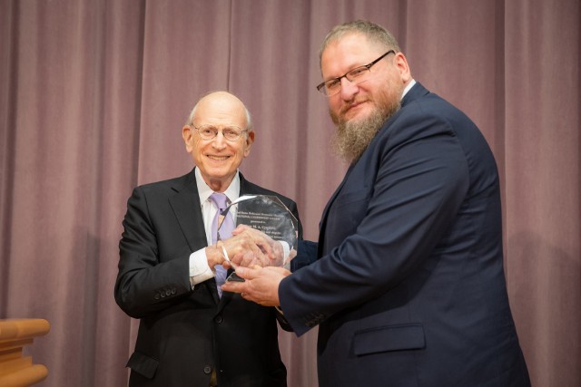 Przewodniczący United States Holocaust Memorial Museum Amb. Stuart Eizenstat (z lewej) wręcza National Leadership Award dyrektorowi Muzeum Auschwitz-Birkenau dr Piotrowi Cywińskiemu podczas uroczystości w Departamencie Stanu USA.
