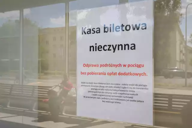 Na witrynie kasowej na stacji Bydgoszcz Leśna znajduje się informacja o tym, jak legalnie podróżować pociągami odjeżdżającymi z tej stacji.