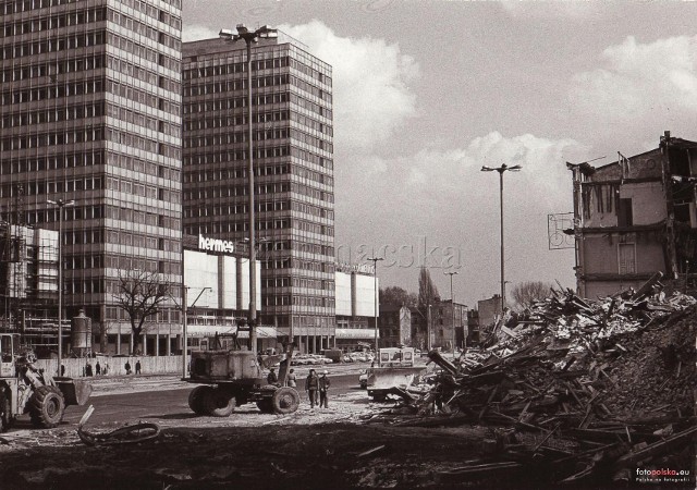 5 listopada 1977 otwarto Dom Handlowy „Hermes” przy ul Głównej (ob. al. Piłsudskiego) 10. Na zdjęciu przy budowanej trasie  W-Z, rok 1977.