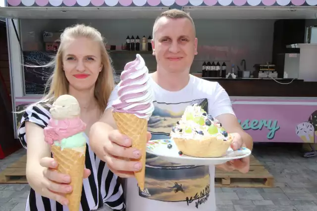 Julia i Damian Kopaczowie polecają lody i desery lodowe proponowane w ich lokalu Kielecka 31.