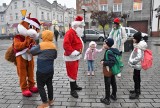 Inowrocław. Na Rynku Mikołaj i WiewiórINKA częstowali dzieci cukierkami i fotografowali się z najmłodszymi. Zdjęcia