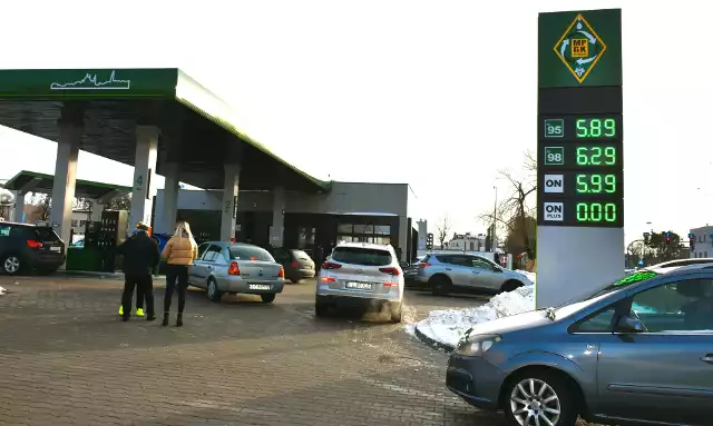 We wtorek z rana ruszyła miejska stacja paliw w Chełmie. Promocyjne ceny przyciągnęły kierowców. Kolejka aut utworzyła się na al. Armii Krajowej.