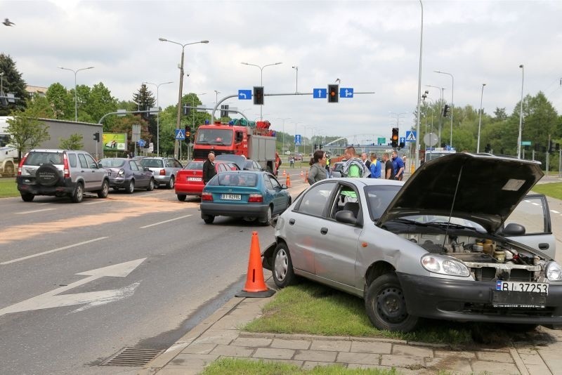 Wypadek na ul. Piastowskiej. Karambol ośmiu aut przy skrzyżowaniu z Sybiraków (zdjęcia, wideo)