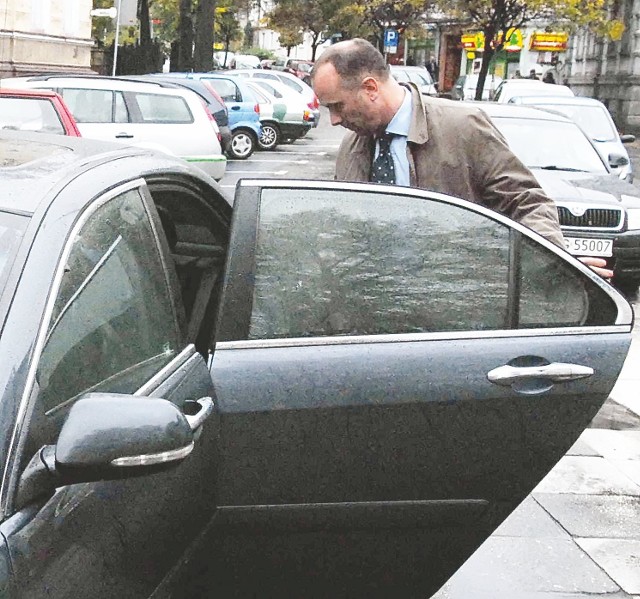 Marszałek Marcin Jabłoński nie chciał jeździć widoczną na tym zdjęciu hondą, którą odziedziczył po poprzedniku. Urząd zamówił więc bardziej reprezentacyjne auto. Takie, żeby wozić prezydenta kraju i premiera&#8230;