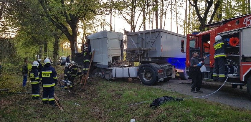 Policjanci z Namysłowa wyjaśniają przyczyny wypadku, do...