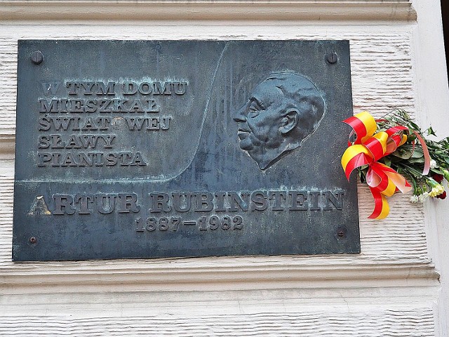 Zniszczona tablica pamiątkowa na domu Artura Rubinsteina przy ulicy Piotrkowskiej 78 w Łodzi. Więcej na kolejnych zdjęciach