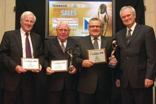 Prestiżową nagrodę &#8222;Customer of the Year Award&#8221; odebrał Piotr Tochowicz, prezes zarządu Moto-Profil (na zdjęciu trzeci od lewej) podczas gali, w miejscowości La Castellet we Francji.