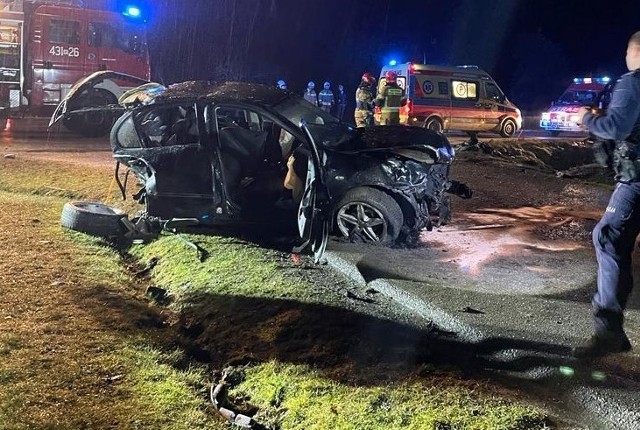 Kierowca seata nie mógł samodzielnie wyjść z roztrzaskanego pojazdu. Pomogli mu w tym strażacy i ratownicy medyczni