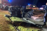Poważny wypadek w Żdżarach w powiecie dąbrowskim. Kierowca seata wypadł z drogi i rozstrzaskał auto na ogrodzeniu. 24-latek w szpitalu