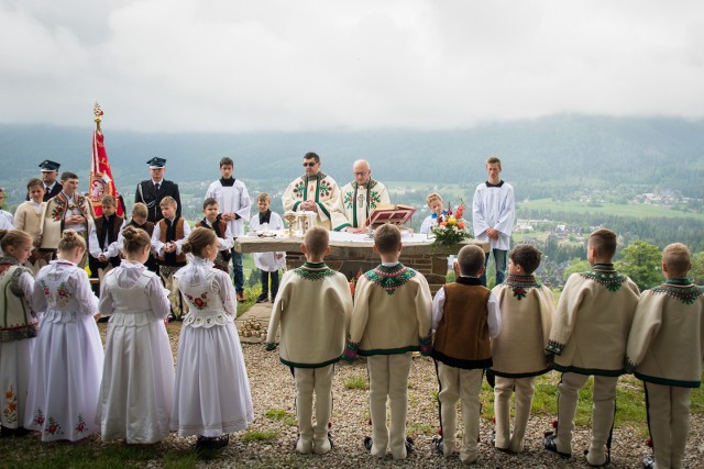 Uroczysta msza święta w Kościelisku odbyła się na ołtarzu polowym na Prędówce. Stamtąd wyruszyła procesja