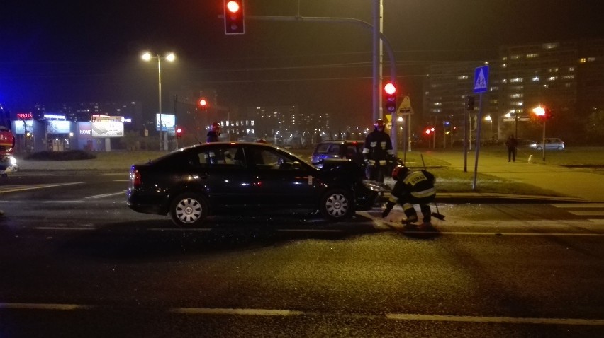 W Toruniu w sobotę wieczorem zderzyły się opel astra i skoda...