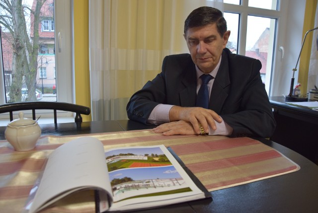 Burmistrz Czerwieńska, Piotr Iwanus, pokazuje, jak po remoncie mógłby wyglądać basen przy ul. Zielonogórskiej. W planach jest stworzenie terenu do rekreacji i wypoczynku