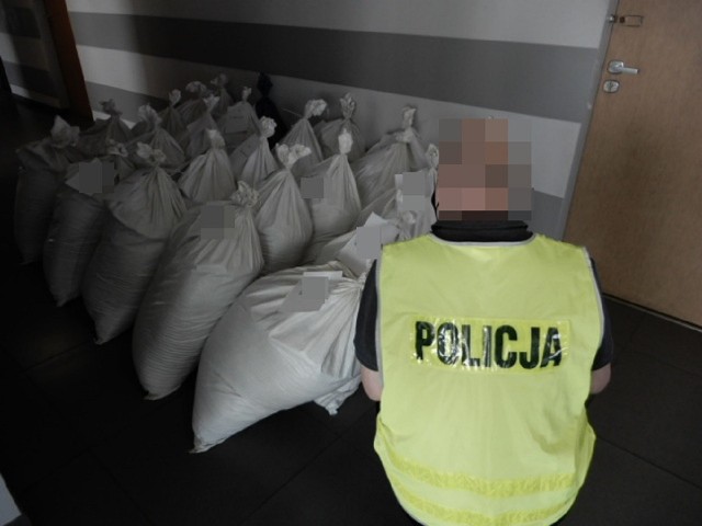 Podczas kontroli drogowej włocławscy funkcjonariusze znaleźli w aucie kilkadziesiąt worków, każdy o wadze ok. 20 kg, z zawartością krajanki tytoniowej bez wymaganych znaków akcyzy